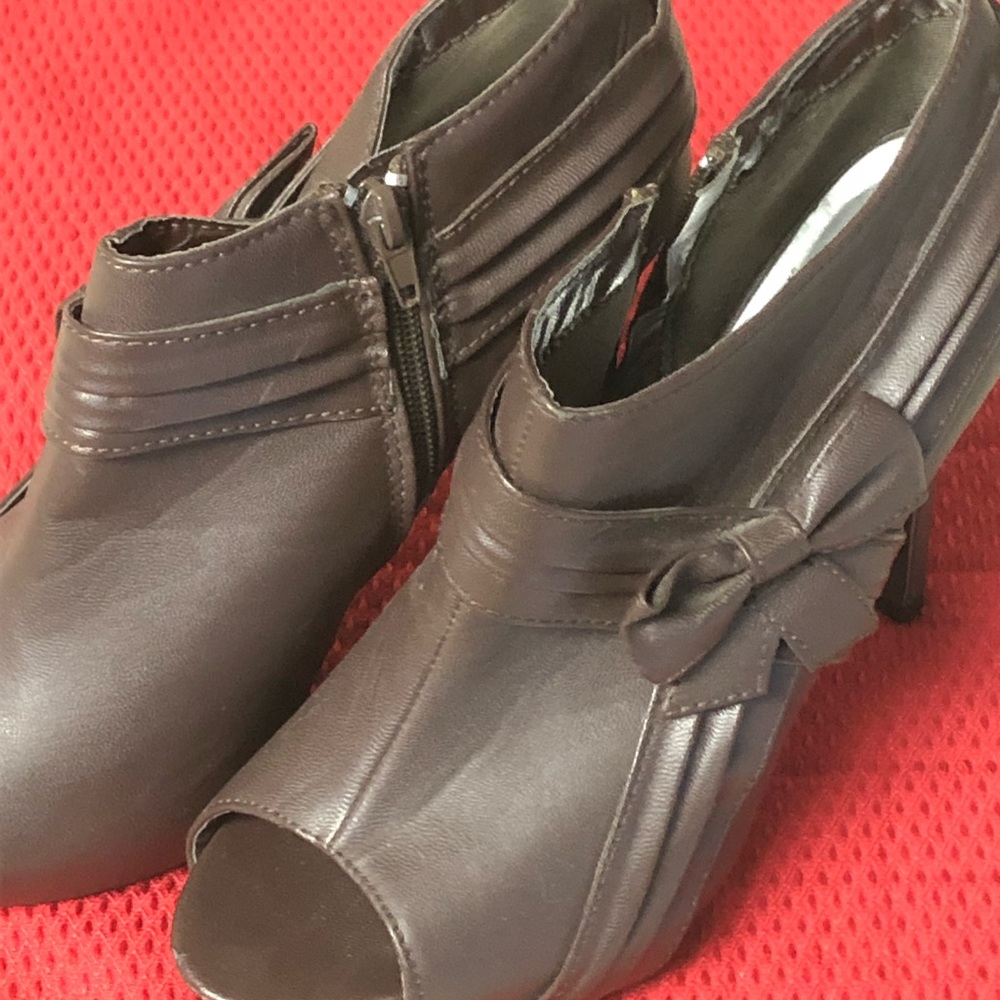 Size 9 Brown peep toe booties